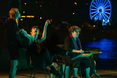 Pokaz spektaklu „Kopakonan – opowieść o kobiecie foce” przy pomniku Tadeusza Wendy w Marina Yacht Parku w ramach festiwalu „Pociąg do Miasta” 2021 // fot. Anna Rezulak
