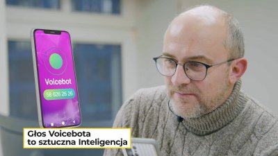 Screen z vloga na YouTube. Po lewej stronie zdjęcie smartfona z napisem 58 626-26-26, po prawej stronie głowa mężczyzny w średnim wieku, z okularami