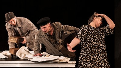 Sztuka „Dojrzeć do dzieciństwa” oparta na prozie Brunona Schulza w Teatrze Gdynia Główna. Na zdj. na scenie (od prawej): Ida Bocian, Jacek Panek i Filip Wójcik // fot. Grzegorz Kujawiński