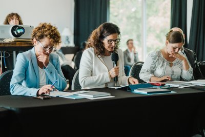 Spotkanie OMGGS. Na zdj. (od prawej): prezydent Gdyni Aleksandra Kosiorek, prezydent Gdańska Aleksandra Dulkiewicz i prezydent Sopotu Magdalena Czarzyńska-Jachim (fot. Konrad Kędzior)