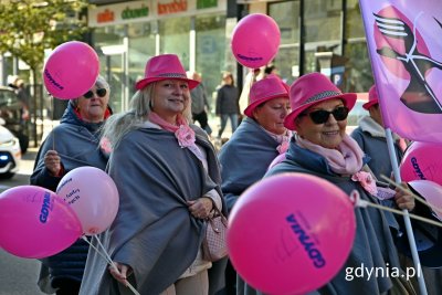 Uczestniczki Marszu Różowej Wstążki na ul. Świętojańskiej (fot. Magdalena Czernek)