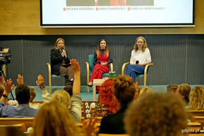 W Pomorskim Parku Naukowo-Technologicznym odbyła się konferencja „Dobrostan w centrum uwagi”. W jednej z debat wzięły udział (od lewej): wiceprezydentka Gdyni Oktawia Gorzeńska, Anna Konarzewska – nauczycielka, trenerka, edukatorka i mentorka oraz Karolina Gierdys-Majkut – psycholożka, kulturoznawczyni i koordynatorka projektów w Centrum Edukacji Obywatelskiej (fot. Magdalena Czernek)