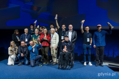 Tegoroczni laureaci wraz z Mariuszem Bzdęgą, dyrektorem zarządzającym ds. kultury i aktywności mieszkańców (fot. Paweł Budziński)