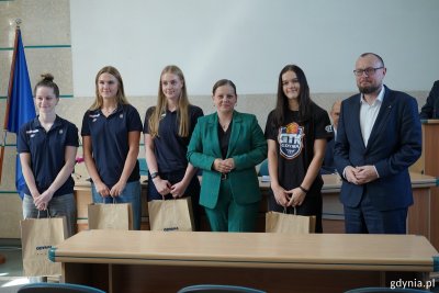 Od lewej: Aleksandra Kosiorek (prezydent Gdyni), Bogusław Witkowski (prezes VBW i GTK Gdynia), Mariusz Bzdęga (dyrektor zarządzający ds. kultury i aktywności mieszkańców), Tomasz Cielebąk (II trener VBW Gdynia), fot. M Śliżewska
