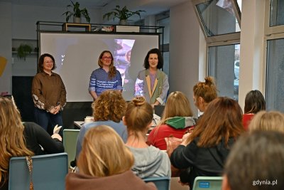 Od lewej: Kinga Fromlewicz – menoedukatorka, Małgorzata Sowińska – ginekolog i członkini Gdyńskiej Rady Kobiet oraz Agnieszka Schneider-Szymańska – psycholożka i seksuolożka poprowadziły spotkanie „Twoje ciało w nowym rytmie. O perimenopauzie i menopauzie” w ramach cyklu „Marzec Kobiet: Port Dobrostan” (fot. Magdalena Czernek)