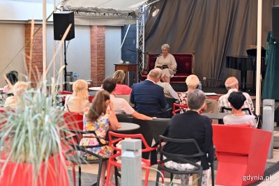 Narodowe Czytanie w Gdyni 2023. Radna Elżbieta Raczyńska czyta 