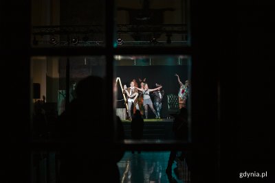 Zdjęcie z pokazu spektaklu „Psiakość” Teatru Komedii Valldal, który wystąpił podczas VII edycji „Kurtyny” // fot. Przemysław Kozłowski