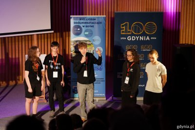 Drużyna Wyrwane kontakty z IX Liceum Ogólnokształcącego w Gdańsku podczas konkursowej prezentacji. Finalnie zajęli III miejsce (fot. Magda Śliżewska)