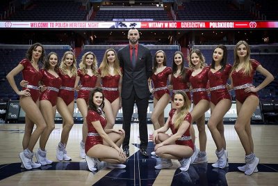 Cheerleaders Gdynia z Marcinem Gortatem, jedynym Polakiem w lidze NBA, fot. Mariusz Mazurczak