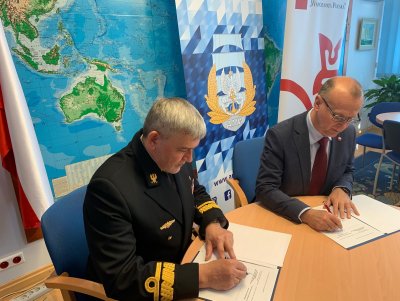 Porozumienie podpisują Rektor-Komendant Akademii Marynarki Wojennej kontradm. prof. dr hab. Tomasz Szubrycht i Dariusz Piotr Bonisławski Prezes Zarządu Krajowego Stowarzyszenia 