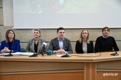 Koszt realizacji inwestycji to ponad 2 mln 700 tys. zł. Na zdjęciu widoczni: Monika Strzałkowska, radna miasta Gdyni, Dorota Borczyk – dyrektor ds. handlu i marketingu OPEC, Maciej Zielonka, wiceprezydent Gdyni, Magda Jastrzembska – prezes TBS „Czynszówka” oraz Bogusław Pergoł – dyrektor ds. inwestycji OPEC. (fot. Łukasz Kamasz)