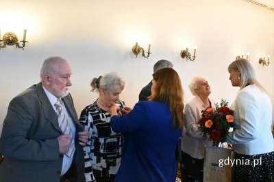 Małżeństwa z co najmniej 50-letnim stażem odebrały Medale za Długoletnie Pożycie Małżeńskie z rąk prezydent Gdyni Aleksandry Kosiorek (fot. Jakub Winiewski)