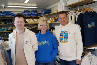 Od lewej: Jan Rutka oraz Katarzyna i Mariusz Kiedrowiczowie w nowym sklepie przy Alei Jana Pawła II (fot. Magda Śliżewska)