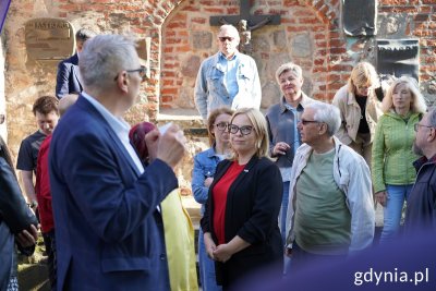 W spotkaniu wzięli udział m.in.: wiceprezydentka Oktawia Gorzeńska, Miejski Konserwator Zabytków Robert Hirsch, wicedyrektor Muzeum MW Aleksander Gosk, artysta Jan Rutka, dyrektorka V LO Dorota Dunst i przewodnik Arkadiusz Brzęczek (fot. Magda Śliżewska)