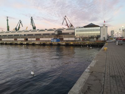 Na zdjęciu budynek Muzeum Emigracji, w tle portowe żurawie // fot. Karolina Szypelt