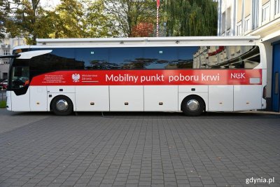 Ambulans Regionalnego Centrum Krwiodawstwa i Krwiolecznictwa zaparkował w czwartek przed siedzibą gdyńskiej straży pożarnej (fot. Waldemar Ulanowski)