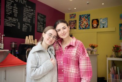 Anastazia Kopaihora, założycielka kawiarnio-kwiaciarni „Omnom” wraz z siostrą Katją // fot. materiały Gdyńskiego Centrum Wspierania Przedsiębiorczości