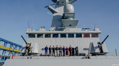 Prezydent Gdyni w towarzystwie Alaina Momperta, Konsula Honorowego Francji na Pomorzu oraz załogi fregaty „Chevalier Paul” (fot. Przemysław Dopke)