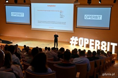 Bartłomiej Pucek, CEO w Forward Operators, podczas konferencji OPER8IT wygłosił prelekcje na temat stosowania sztucznej inteligencji  w IT Operations // fot. Magdalena Czernek
