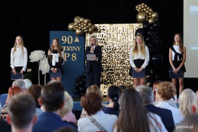 Jubileusz 90-lecia SP 8 w Gdyni, na zdjęciu dyrektorka SP 8 Agnieszka Zegarlicka z uczniami (fot. K. Balcerzak)