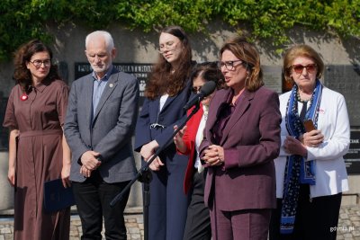 Na zdjęciu (od lewej): prezydent Gdańska Aleksandra Dulkiewicz, laureat pokojowej Nagrody Nobla Aleś Bialacki, prezeska zarządu Stowarzyszenia Parlament Młodych Rzeczypospolitej Polskiej Daria Śliwa, opozycjonistka, przewodnicząca Kolegium Historyczno-Programowego ECS Bożena Rybicka-Grzywaczewska, marszałek Senatu Małgorzata Kidawa-Błońska, premier polskiego rządu (1992-1993) Hanna Suchocka (fot. Magdalena Starnawska)