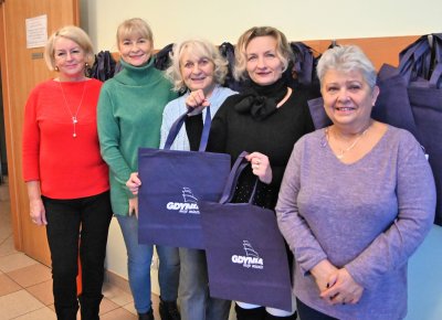 Pracownicy i wolontariusze Centrum Aktywności Seniora w czwartek przygotowali już wigilijne paczki. Na zdjęciu dyrektor CAS, Bożena Zglińska, w otoczeniu wolontariuszek. Fot. Zygmunt Gołąb 