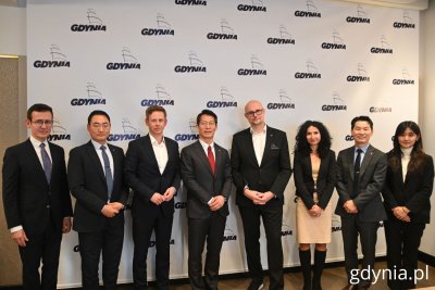 Wiceprezydent Bartłomiej Austen i Katarzyna Gruszka – naczelniczka Wydziału Strategii Urzędu Miasta Gdyni z przedstawicielami firmy Hanwha Ocean (fot. Magdalena Starnawska)