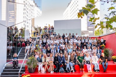 Grupowe zdjęcie wolontariuszy podczas 48. FPFF (fot. materiały prasowe FPFF)