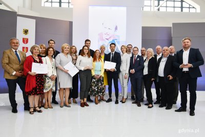 Laureaci Nagród im. Macieja Płażyńskiego dla dziennikarzy i mediów służących Polonii wraz z członkami jury, przedstawicielami pomorskich samorządów, rodziną patrona i organizatorami konkursu // fot. Michał Puszczewicz