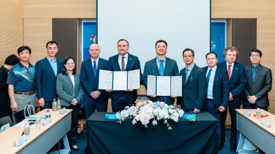 List intencyjny o współpracy w zakresie edukacji pomiędzy szkołami z Gdyni i  Kaohsiung. Na zdjęciu widoczni m.in. Tomasz Augustyniak, wiceprezydent Gdyni, Lo Ta-Sheng, wiceprezydent Kaohsiung oraz Jacek Karnowski, wiceminister funduszy i polityki regionalnej. (fot. Biuro Edukacji Kaohsiung)