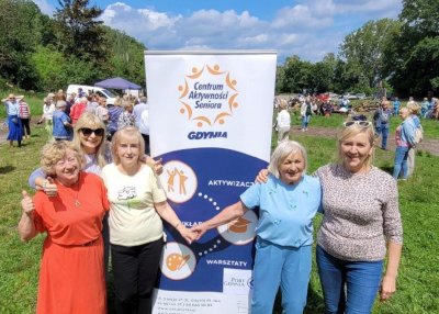 Bożena Zglińska, dyrektorka Centrum Aktywności Seniora w Gdyni (druga z lewej) z gdyńskimi seniorkami (mat. Centrum Aktywnego Seniora)