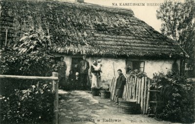 Przed chatą w Radłowie - pocztówka z 1910 roku. Źródło: Muzeum Miasta Gdyni