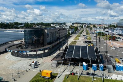 Budowa głównej sceny na Światowy Zjazd Kaszubów w Gdyni na Molo Południowym (fot. Kamil Złoch)