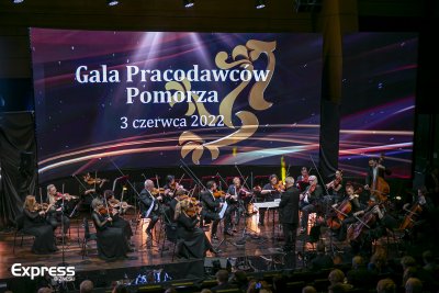 Scena w Europejskim Centrum Solidarności w Gdańsku. Na scenie orkiestra, na ekranie logo Gali Pracodawców Pomorza