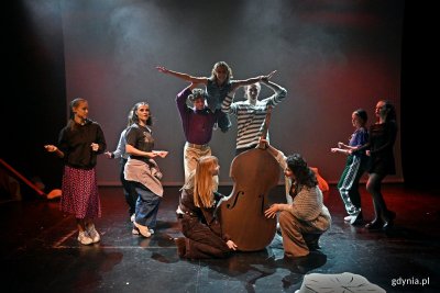 Zdjęcie z próby medialnej spektaklu „Wanożnicë” w Teatrze Muzycznym. Scena zbiorowa (fot. Magdalena Czernek)