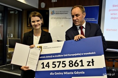 Katarzyna Gruszecka-Spychała, wiceprezydent Gdyni ds. gospodarki oraz Mieczysław Struk, marszałek województwa pomorskiego z aneksem zwiększającym dofinansowanie na budowę węzła integracyjnego Gdynia Karwiny // fot. Paweł Kukla