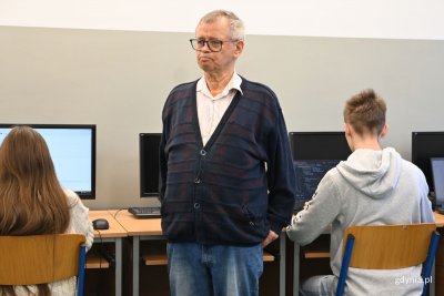 Profesor Ryszard Szubartowski podczas lekcji informatyki w III Liceum Ogólnokształcącym (fot. Magdalena Starnawska)