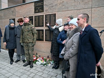 Rodzina Karola Sibilskiego - jednego z upamiętnionych powstańców wielkopolskich - przy tablicy odsłoniętej na Cmentarzu Witomińskim // fot. Magdalena Czernek