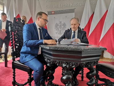 Podpisanie umowy pomiędzy wiceprezydentem Gdyni Markiem Łucykiem, a wojewodą pomorskim // fot. materiały Urzędu Wojewódzkiego w Gdańsku