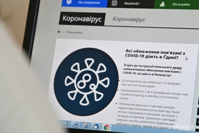 Na ekranie komputera wyświetlona jest podstrona gdynia.pl z informacjami o COVID-19 w języku ukraińskim.