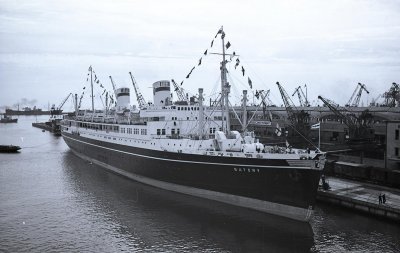 Statek pasażerski MS „Batory” przy nabrzeżu Francuskim portu w Gdyni, 1937 r. Fotografia pochodzi z archiwum cyfrowego Muzeum Miasta Gdyni (fot. Henryk Poddębski)