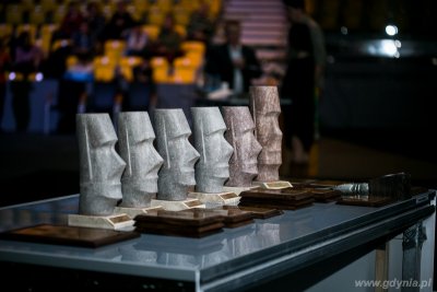 Statuetki Kolosów - podróżniczych nagród przyznawanych w Gdyni / fot. Karol Stańczak
