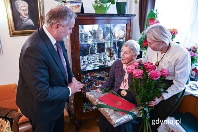 Prezydent Gdyni Wojciech Szczurek wręcza kwiaty oraz składa życzenia jubilatce Pani Modeście Maciejowskiej.  (fot. Michał Sałata, gdynia.pl)