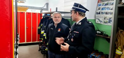 Samochód Lekki Ratownictwa Technicznego w siedzibie OSP Wiczlino. Na zdjęciu Wojciech Szczurek, Prezydent Gdyni i Waldemar Kolatowski, Prezes Ochotniczej Straży Pożarnej w Gdyni Wiczlinie. Fot. Zygmunt Gołąb