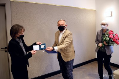 Prezydent Wojciech Szczurek i przewodnicząca Rady Miasta Joanna Zielińska wręczyli Alicji Helbin  bukiet kwiatów i symboliczny prezent // fot. Przemysław Kozłowski