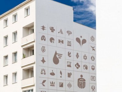 W Gdyni znaczna większość budynków spółdzielczych została już poddana termomodernizacji. Na zdjęciu: mural Karola Śliwki na jednym z bloków. Fot. Traffic Design