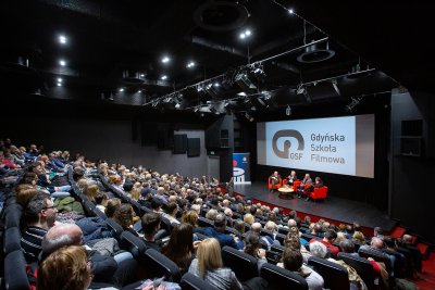 Sala Warszawa w GCF. Na scenie fotele, na nich goście. Na ekranie logo Gdyńskiej Szkoły Filmowej. Widownia pełna ludzi
