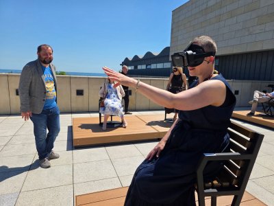 Połączenie wątków historycznych i nowych technologii sprawia, że odbiór jest zupełnie inny. Na zdjęciu naczelnik Wydziału Kultury UM Gdyni Maja Wagner w goglach VR (fot. Dorota Patzer)
