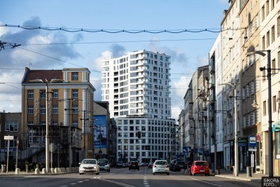 Zdjęcie ulicy Świętojańskiej, widoczny budynek Portova, Hotel Jakubowy i kamienice przy ulicy, ulica, samochody, piesi