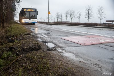 Ulica Chwarznieńska. Deszcz, widoczny autobus ZKM Gdynia i próg zwalniający